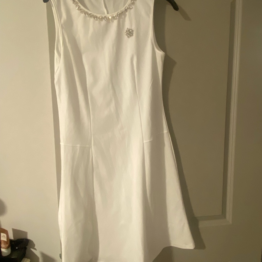 Elegant White Sleeveless Dress